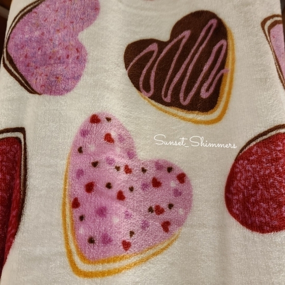 DECO Valentines Heart Donuts Soft Oversized Throw Blanket Home Decor 50"x70" New - Picture 9 of 10